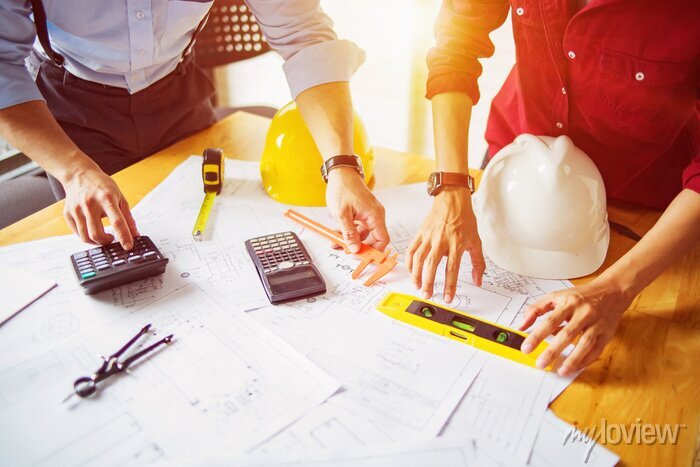 reuniao-de-trabalho-em-equipe-de-engenharia-de-arquitetura-no-local-de-trabalho-para-planejar-desenhar-um-novo-projeto-ocupado-trabalhando-duro-para-construcao-de-apartamentos-pequenas-empresas-de-seu-700-98918459.jpg